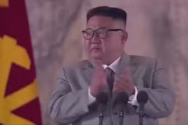 Quân đội Triều Tiên duyệt binh hoành tráng, vì sao ông Kim Jong Un rơi lệ? 