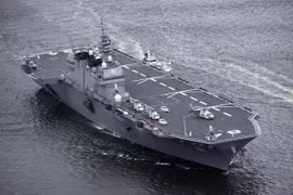 Tàu sân bay trực thăng, tàu ngầm Nhật Bản tập trận trên Biển Đông