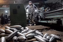 Đột nhập lò vũ khí phiến quân Syria, kinh hoàng những thứ bên trong