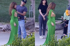 Jennifer Lopez vô tình lộ ngực trong buổi chụp hình