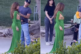 Jennifer Lopez vô tình lộ ngực trong buổi chụp hình