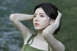 Mỹ nhân 18 tuổi “đốt mắt” với bộ ảnh tắm suối gợi cảm