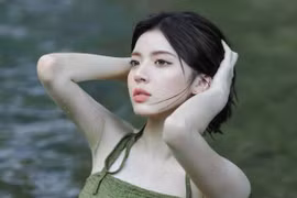 Mỹ nhân 18 tuổi “đốt mắt” với bộ ảnh tắm suối gợi cảm