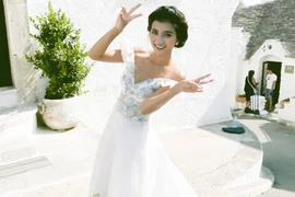 Diễn viên Kim Tuyến hóa cô dâu xinh đẹp ở trời Tây