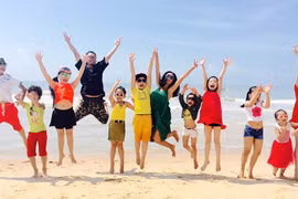 Đoan Trang - Hà Lê quậy tưng cùng học trò trên bãi biển