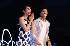 Thủy Tiên lấy đồ chơi của Bánh Gạo "dụ" tài năng nhí