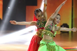 Thí sinh Bước nhảy hoàn vũ nhí hóa “Cô dâu 8 tuổi“