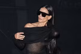 Demi Moore bị lộ vòng 1 vì trang phục xuyên thấu