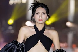 Lynk Lee khoe body gợi cảm khi làm người mẫu