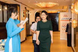 Hồng Vân thon gọn thấy rõ, tự tin diện váy ôm