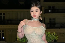 Hot girl đẹp tựa búp bê, diện váy xuyên thấu lộ nội y