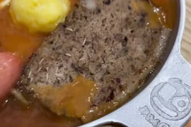 Kinh hãi loạt vụ đồ ăn có giòi lúc nhúc bị phanh phui