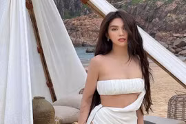 Ngọc Trinh diện áo ngắn cũn 5cm, khoe vòng một “khiêm tốn“