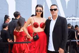 Ngọc Quyên lên đồ táo bạo, sánh bước bên bạn trai Tây