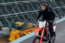 Hậu trường cảnh nguy hiểm của Tom Cruise trong “Nhiệm vụ bất khả thi“