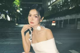 Diễn viên Yên Đan chăm mặc hở khoe bờ vai thon gầy