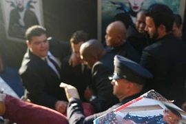 Brad Pitt bị đánh trên thảm đỏ ra mắt phim của Jolie