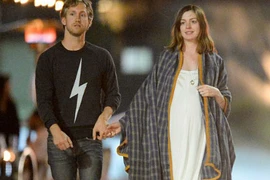 Anne Hathaway vác bụng bầu dạo phố đêm cùng chồng