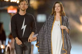 Anne Hathaway vác bụng bầu dạo phố đêm cùng chồng