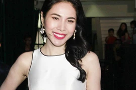 Thủy Tiên dành vé đi tiếp cho cô bé mồ côi cha