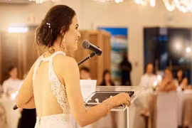 Cô dâu lập nhóm chat “khoe khoang” đám cưới với khách không mời