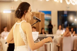 Cô dâu lập nhóm chat “khoe khoang” đám cưới với khách không mời