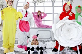 Minh Hằng, Phan Hiển đáng yêu cùng học trò nhí