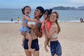 Đạt G thân thiết bên 3 mẹ con Bảo Ngọc giống một gia đình