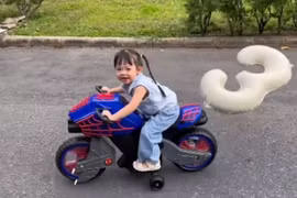 Con gái Cường Đô la tự lái “siêu xe”, phong thái chuẩn rich kid