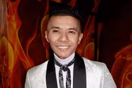 Loạt ảnh mới nhất của Kasim Hoàng Vũ, đồng nghiệp rơi nước mắt