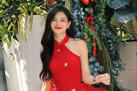 Diễn viên Thuỳ Anh mặc gợi cảm khoe xương quai xanh quyến rũ