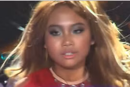 Hình ảnh Phương Mỹ Chi tóc vàng, da nâu, ăn mặc bốc lửa