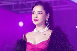 Chi Pu tham dự festival âm nhạc quốc tế, fan xui hát nhép