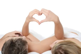 Chạm nhẹ 8 “điểm nóng” này chàng sẽ bùng nổ cảm xúc chăn gối