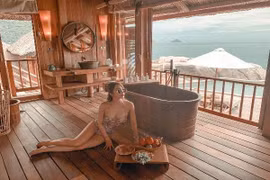 Quỳnh Nga diện đồ tắm làm nổi bật vòng một đầy đặn, quyến rũ