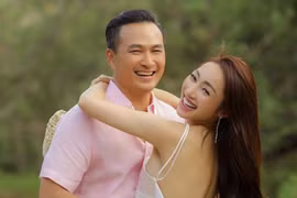 Khoảnh khắc tình tứ của Chi Bảo bên vợ kém 16 tuổi