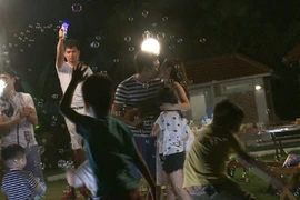 Phan Anh hôn vợ đắm say trên sóng truyền hình