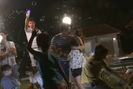 Phan Anh hôn vợ đắm say trên sóng truyền hình