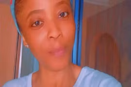 Cô gái nghiện Tinder đến mức quên sinh nhật mẹ, suýt bị sa thải