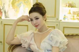 Quỳnh Kool hoá tiểu thư với váy khoét sâu, lộ thềm ngực gợi cảm