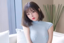 Hot girl diện đồ kín đáo nhưng tạo dáng phản cảm