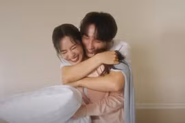 Khoảnh khắc ngọt ngào của Sơn Tùng và hot girl Thái Lan