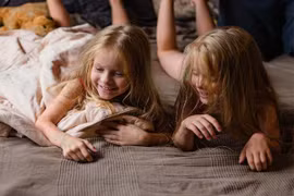 Con gái rủ bạn qua đêm, ông bố ngã ngửa vì hành động này