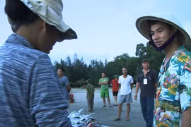 Xuân Bắc gánh cá đi bán mua đồ ăn sáng cho con