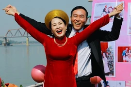 Nghệ sĩ Lan Hương - Đỗ Kỷ kỷ niệm 35 năm ngày cưới trên thuyền