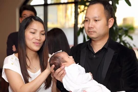 Hồng Ngọc rạng rỡ khoe ảnh đầy tháng con trai