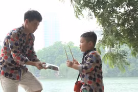 Xuân Bắc mặc áo đôi lòe loẹt với con trai