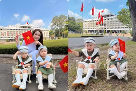 Biểu cảm đáng yêu của cặp song sinh nhà Sam trước Dinh Độc Lập