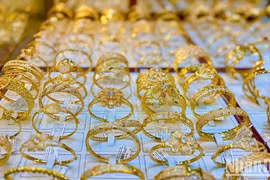 Giá vàng bất ngờ giảm sốc, cơ hội hay rủi ro cho nhà đầu tư?