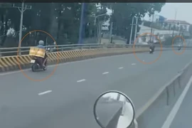 Bình Dương: Người đi xe máy ngang nhiên chạy ngược chiều giữa dòng ô tô